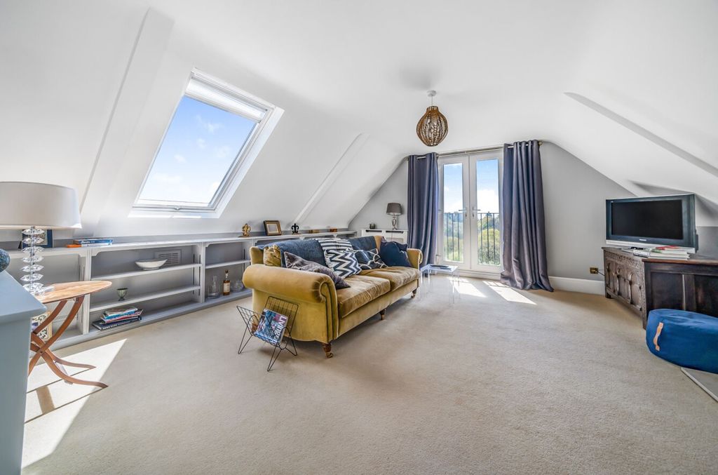 2 bed flat for saleFernden Heights, Haslemere GU27 photo 5
