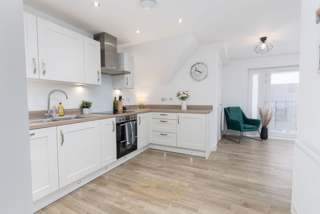 2 bed flat for saleHoadley Road, Comet House RH6 photo 4