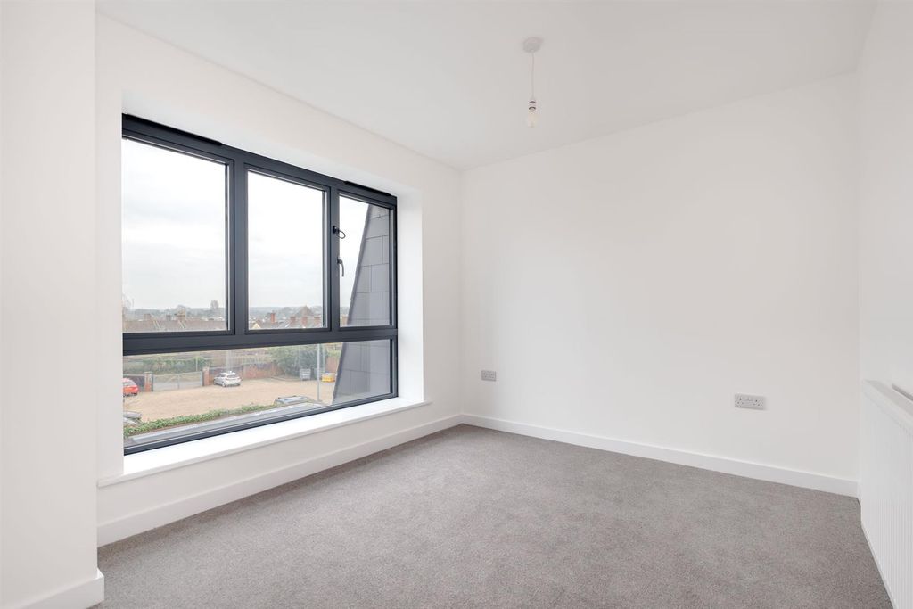 2 bed flat for saleBailey House, Barttelot Road, Horsham RH12 photo 2