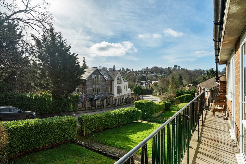 2 bed maisonette for saleWeydown Road, Haslemere GU27 photo 4