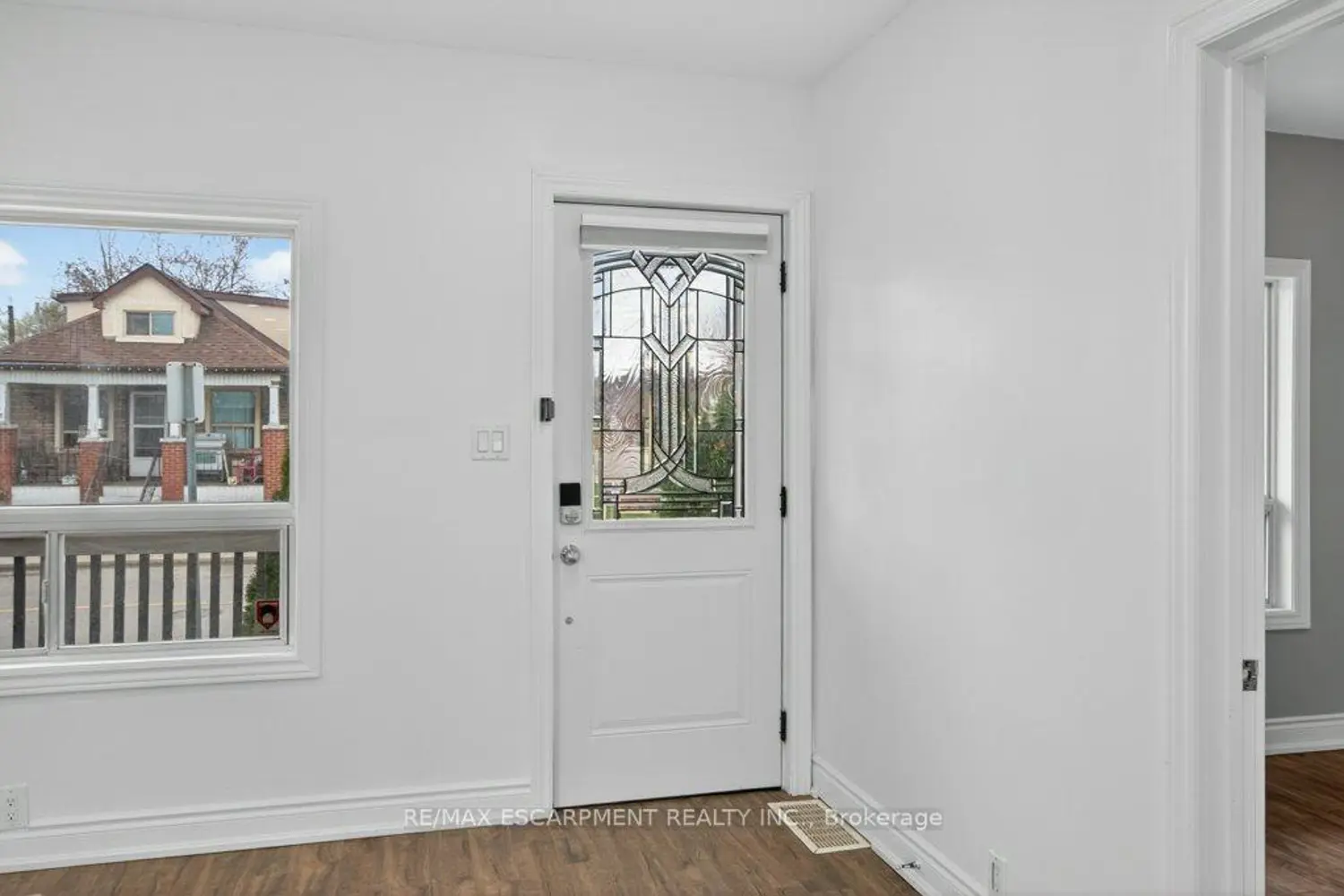 299 Britannia Avenue photo 2