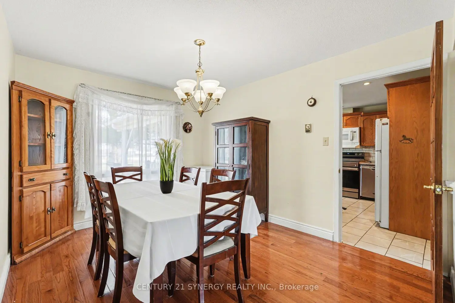 220 Highfield Crescent photo 2