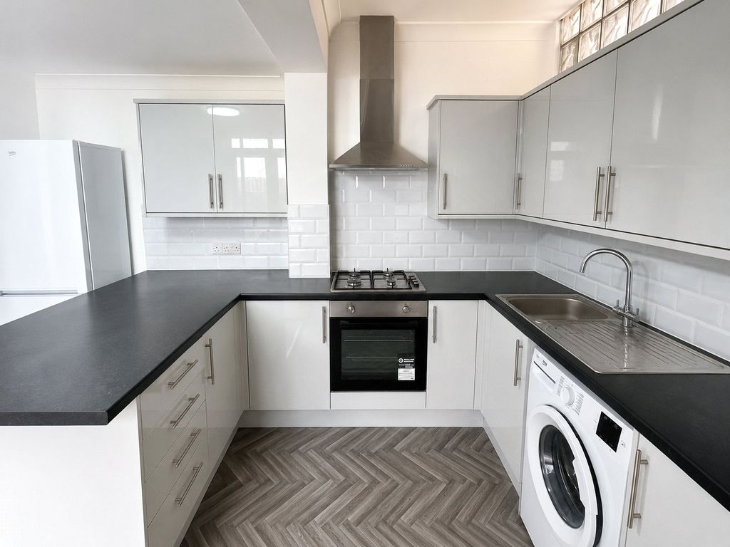 3 bed flat for saleBulstrode Road, Hounslow, Greater London TW3 photo 3