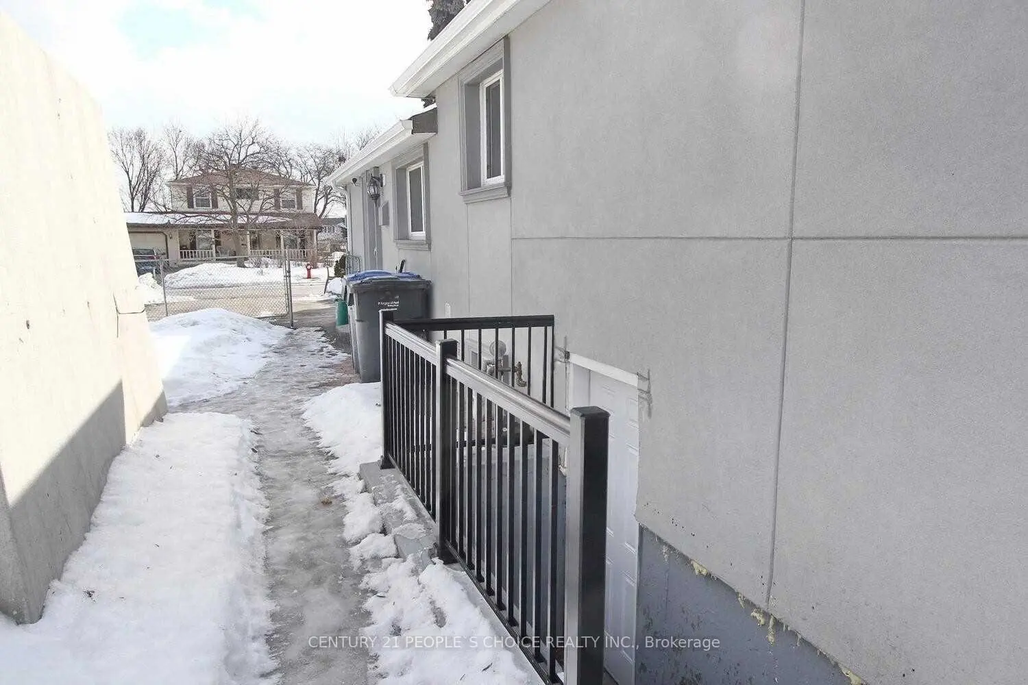 83 Fallingdale Crescent photo 2