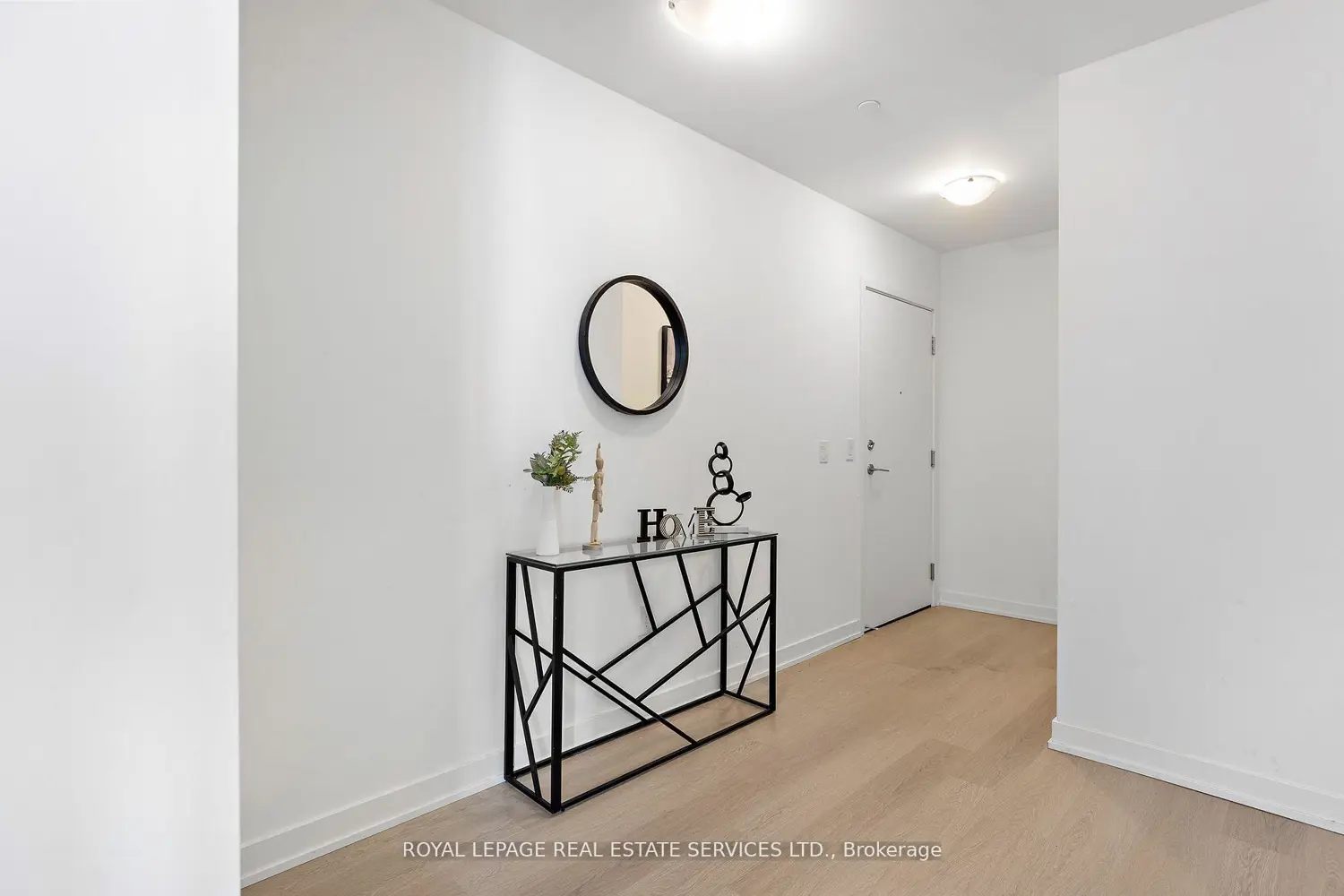 859 The Queensway 720 photo 2