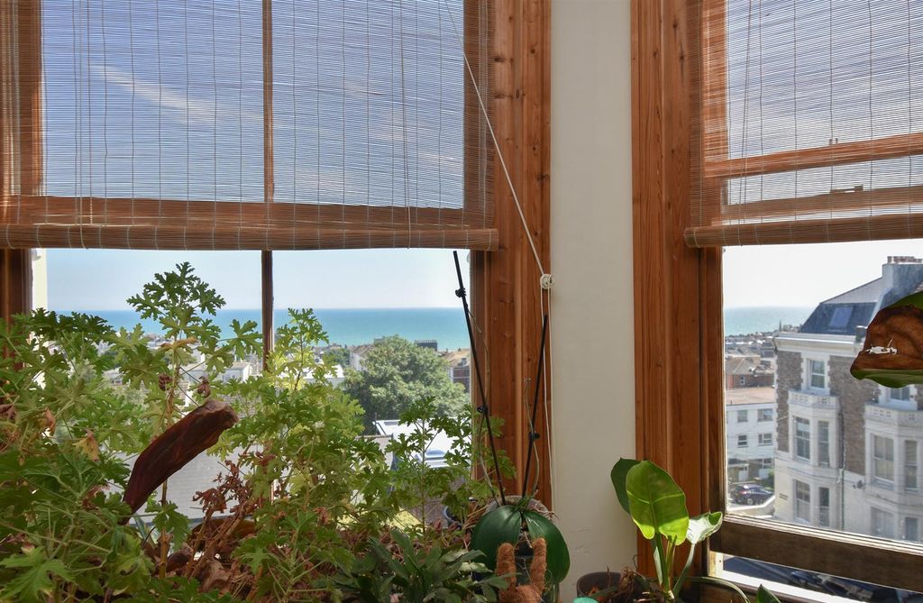 3 bed flat for saleSt. Pauls Place, St. Leonards-On-Sea TN37 photo 4