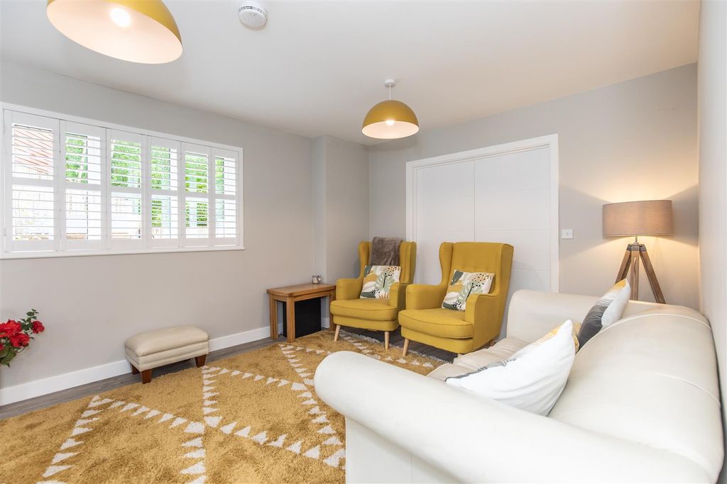 5 bed detached house for saleParkside Close, Heathfield TN21 photo 3