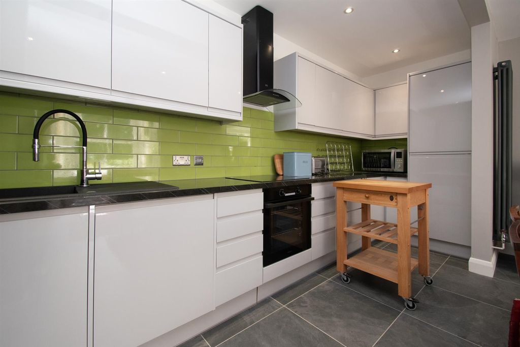 2 bed flat for saleThe Mount, St. Leonards-On-Sea TN38 photo 5