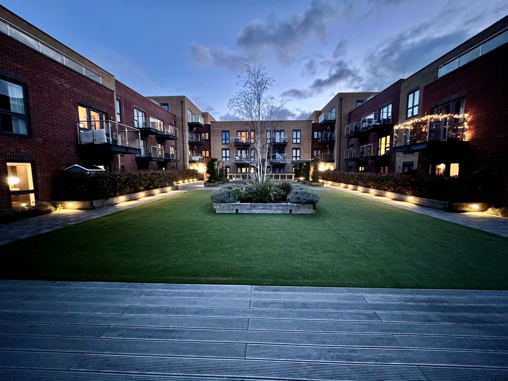 2 bed flat for saleRegents House Frogmore Road, Hemel Hempstead, Hertfordshire HP3