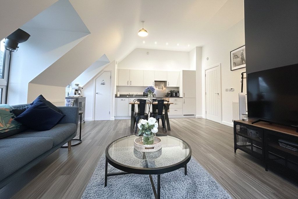 Additional image 12 of 2 bed flat for saleStation Road, Hook, Hampshire RG27