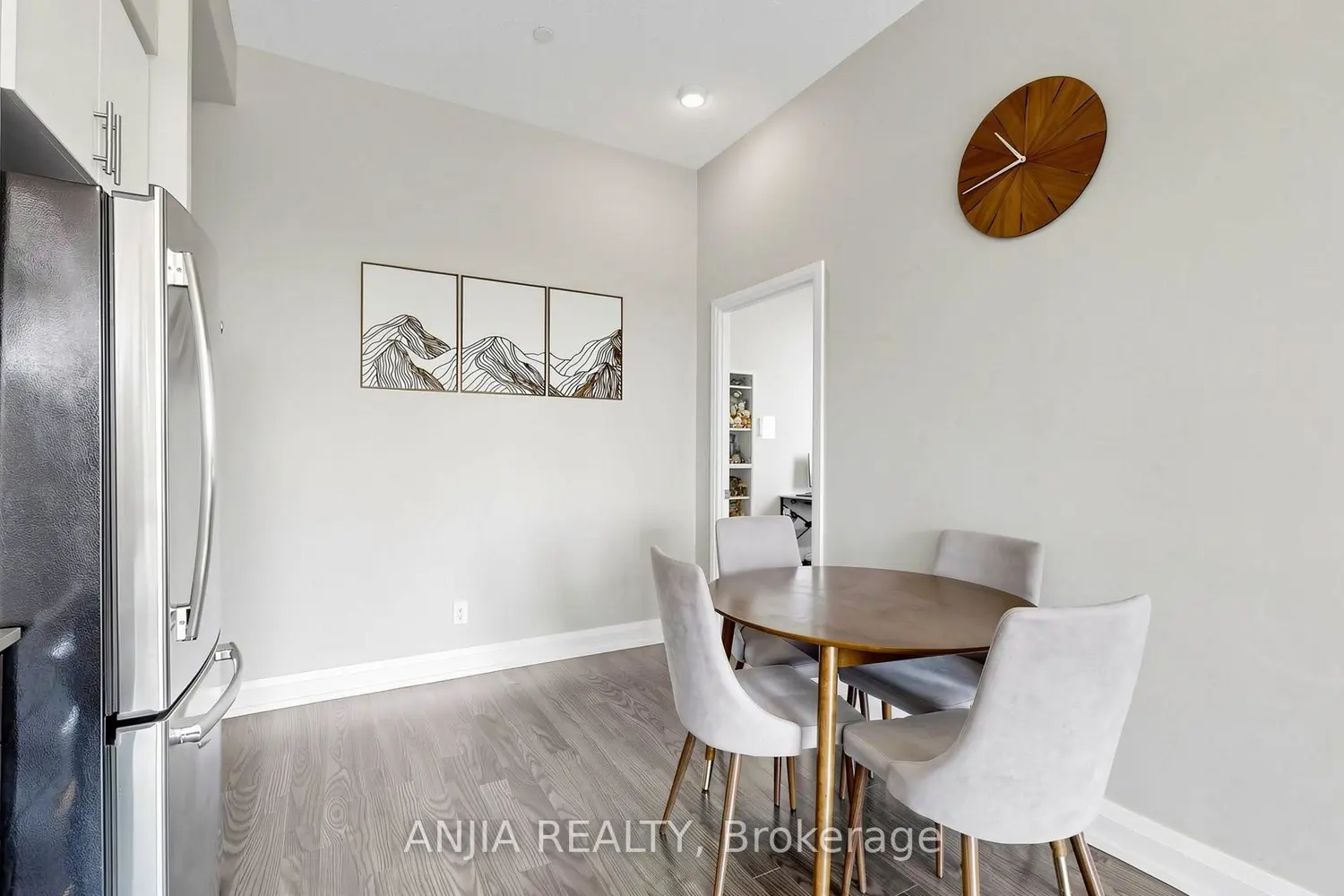7161 Yonge Street 331 photo 4