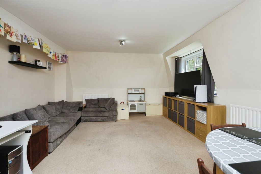 2 bed flat for saleMutton Hall Hill, Heathfield TN21 photo 3