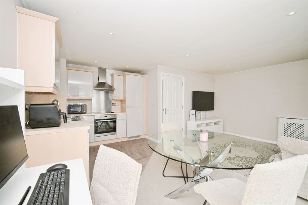 Additional image 7 of 2 bed flat for saleWaterfall Close, Hoddesdon EN11