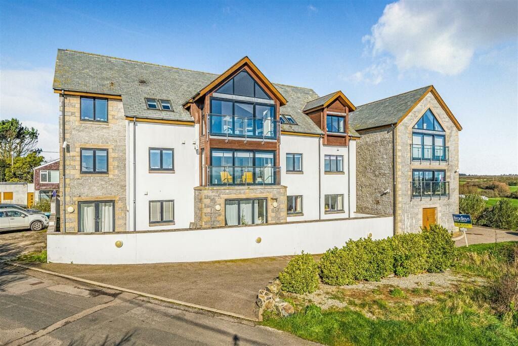 2 bed flat for saleKuggar, Apartment With Sea Views TR12