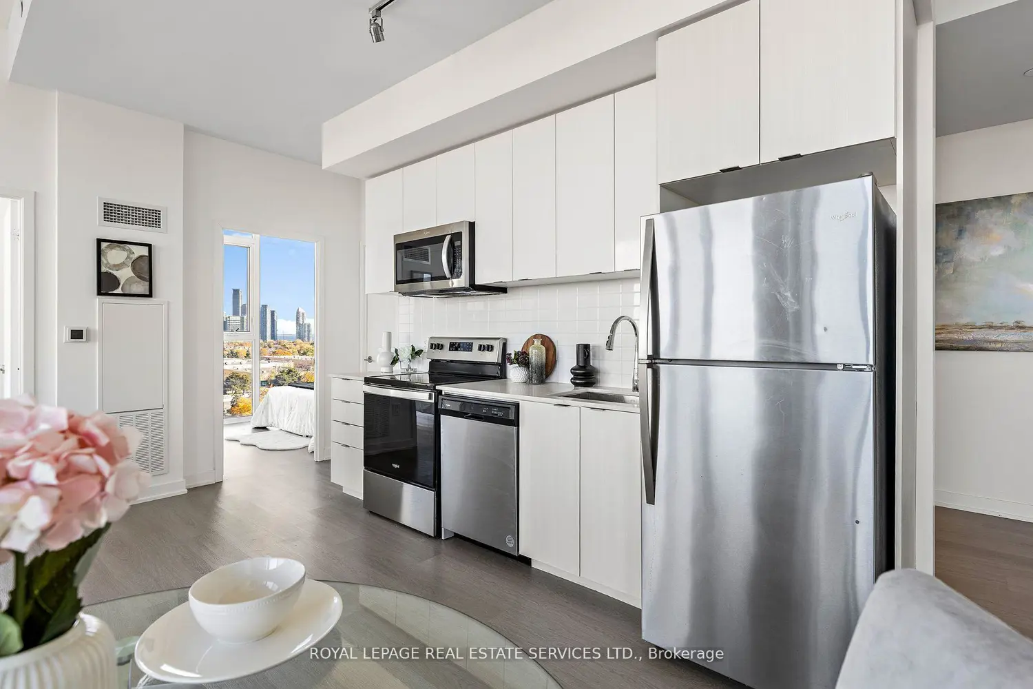 859 The Queensway 720 photo 5