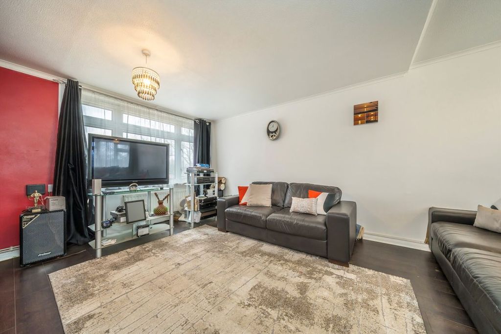2 bed maisonette for saleTaylor Close, Hampton Hill TW12 photo 2