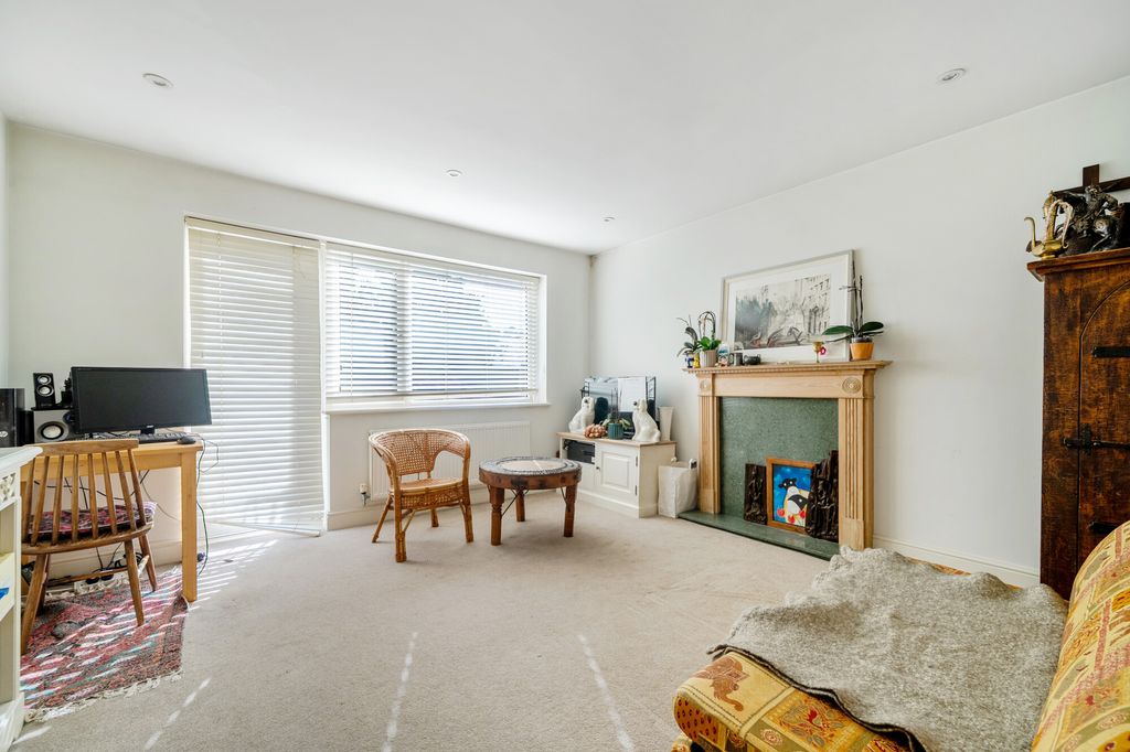 2 bed maisonette for saleWeydown Road, Haslemere GU27 photo 2