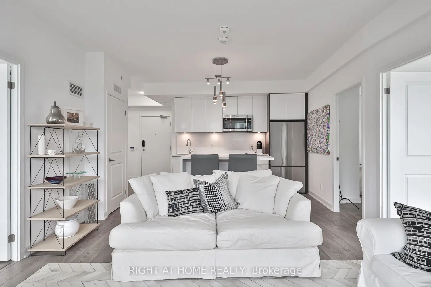 543 Richmond Street 832 photo 2