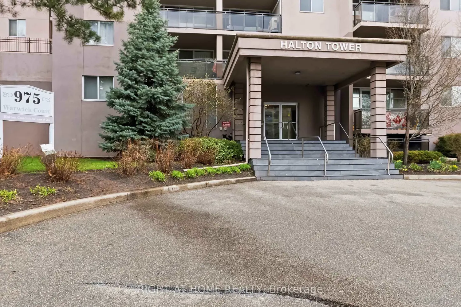 975 Warwick Court 1706 photo 3