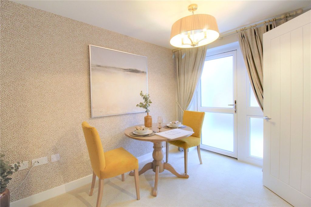 2 bed flat for saleStation Road, Hook, Hamshire RG27 photo 3