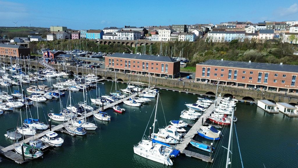 2 bed flat for saleSovereign House, Nelson Quay, Milford Haven, Pembrokeshire. SA73