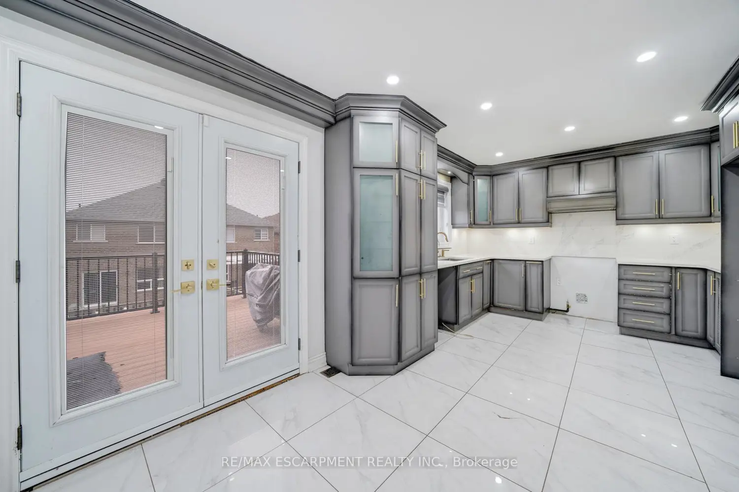 84 Andriana Crescent photo 4