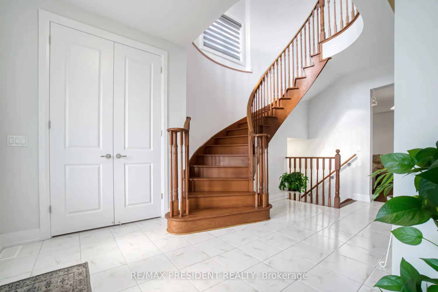 142 Prince Charles Crescent photo 3