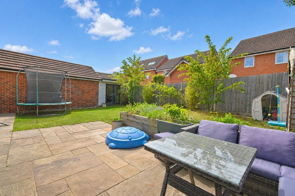 Additional image 2 of 4 bed detached house for saleViney Close, Hook, Hampshire RG27