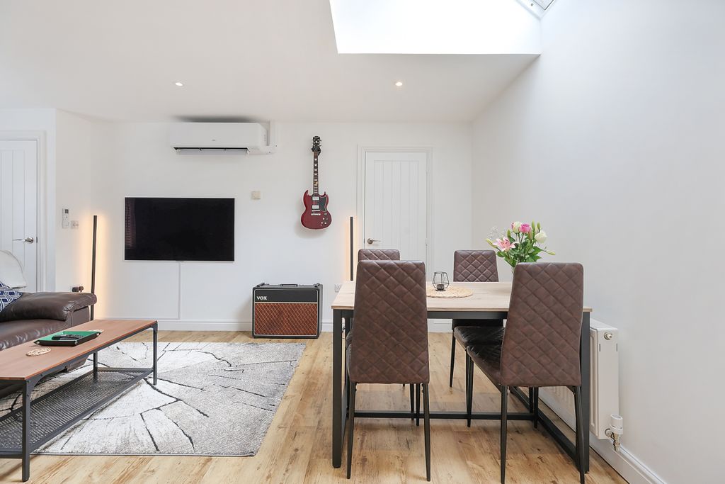 2 bed maisonette for saleMeadow Way, Horley, Surrey RH6
