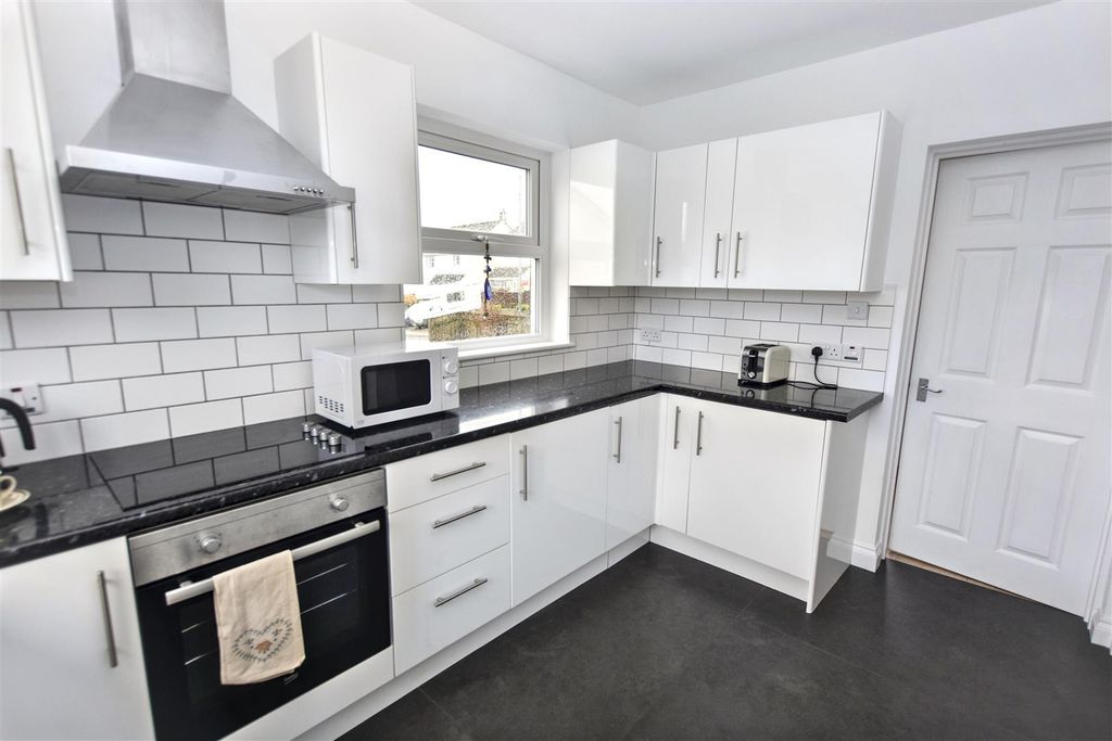 1 bed flat for saleThe Square, Stithians, Truro TR3 photo 5