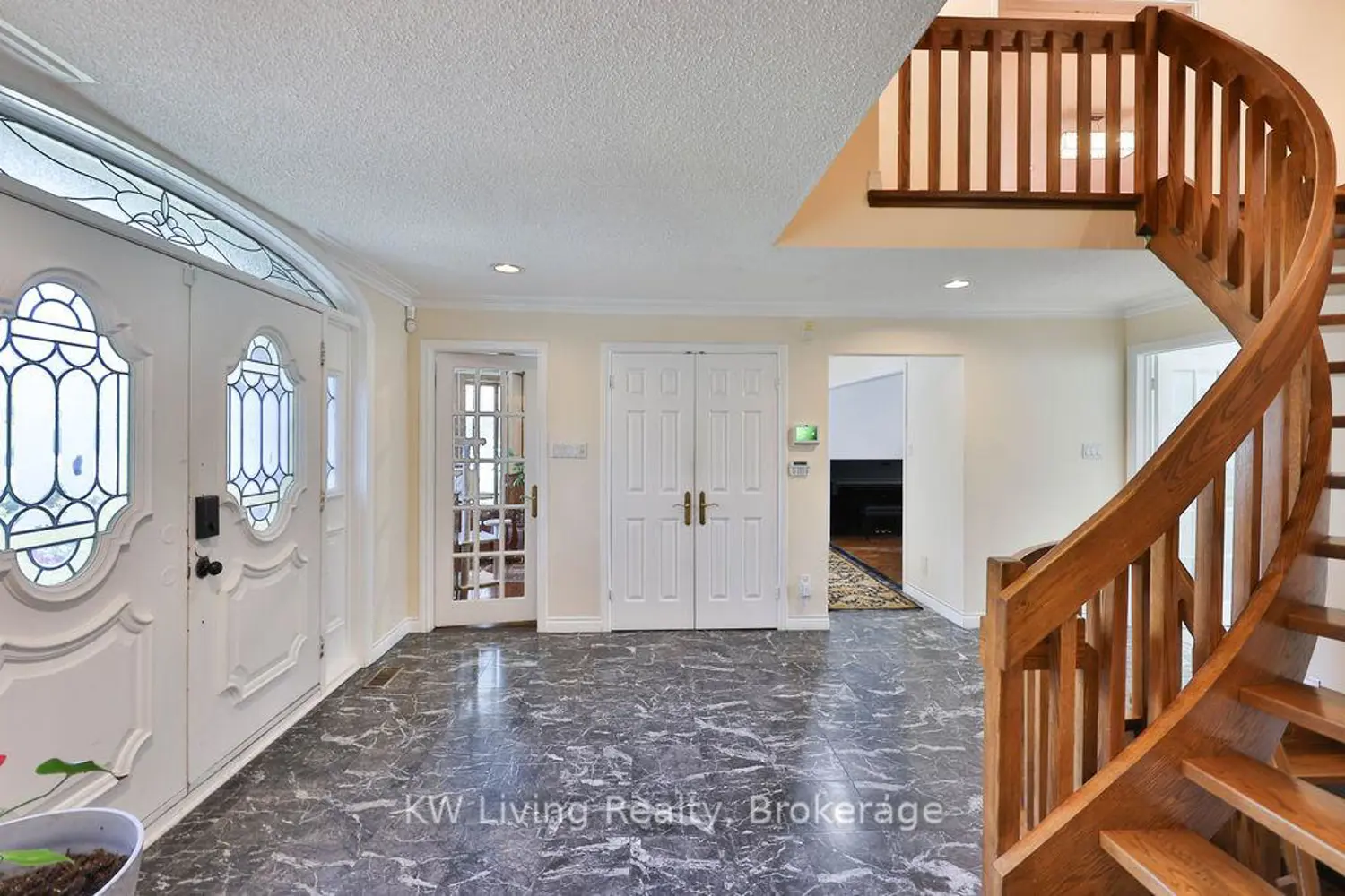 1070 Geran Crescent photo 4