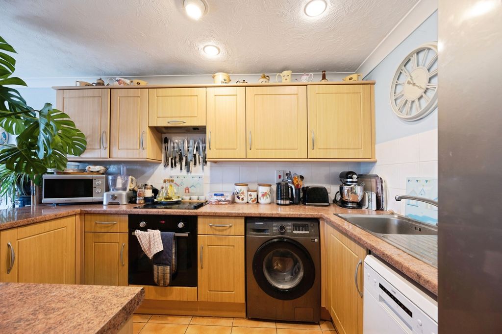Additional image 7 of 2 bed flat for saleSouthwood Road, Hayling Island, Hampshire PO11