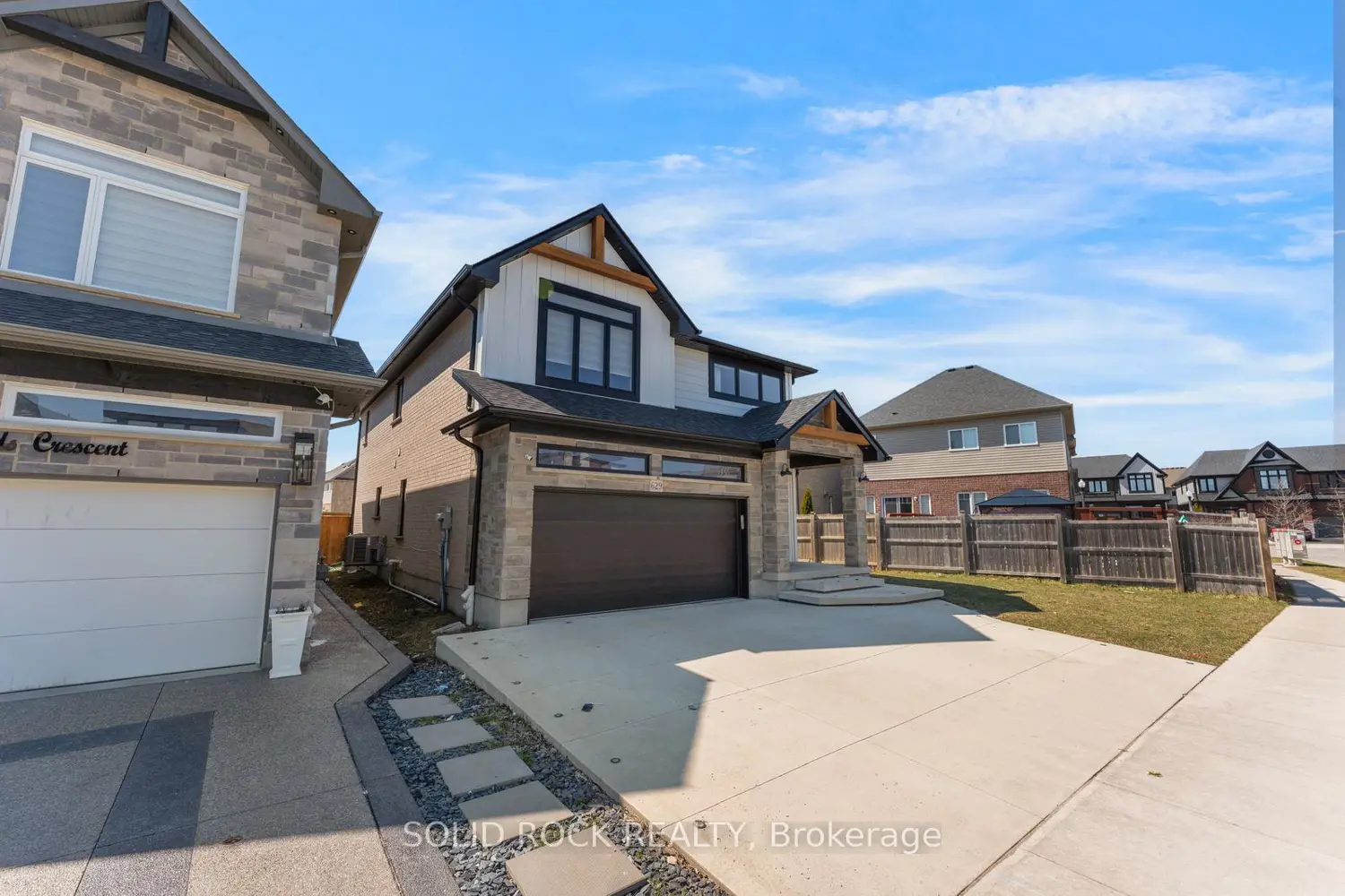 629 Doonwoods Crescent photo 2
