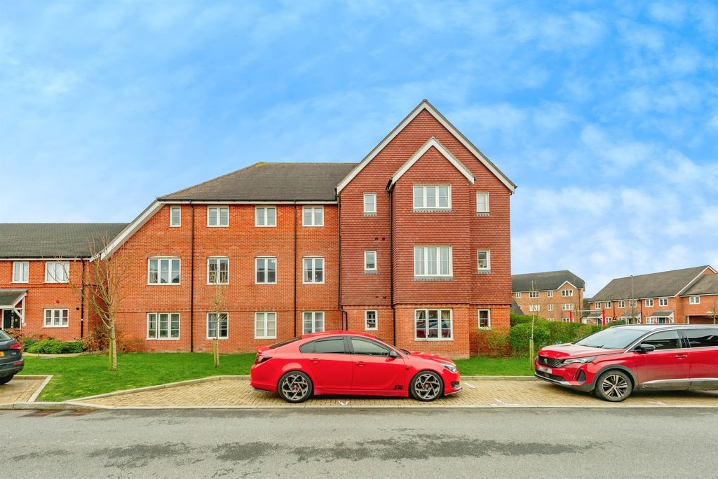 3 bed flat for saleFlowers Road, Horley RH6