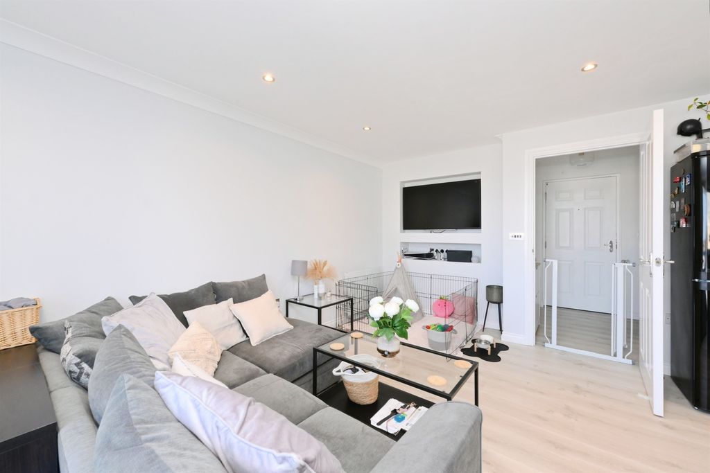 Additional image 3 of 2 bed flat for saleTaverners Way, Hoddesdon EN11