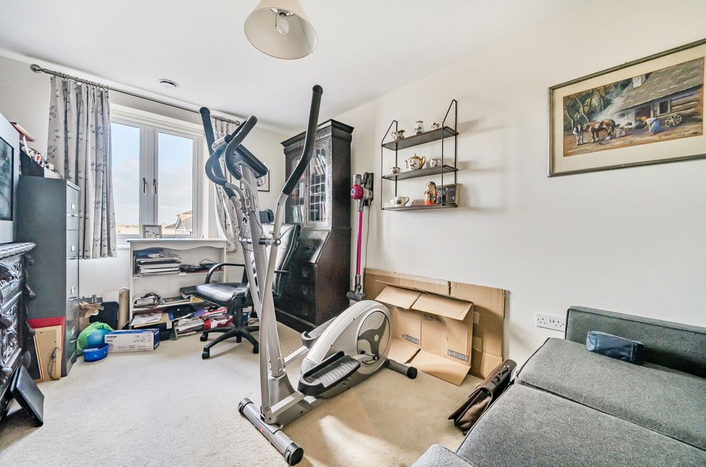 Additional image 17 of 2 bed flat for saleStation Road, Hook, Hampshire RG27