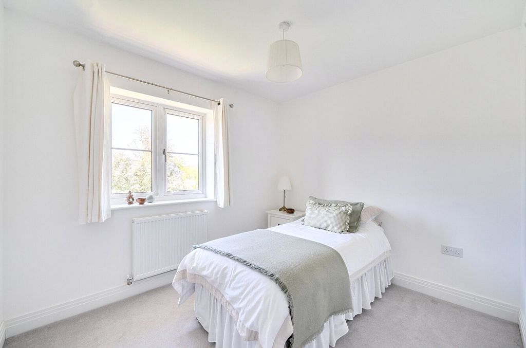 Additional image 14 of 5 bed detached house for saleUnwin Close, Hook, Hampshire RG27