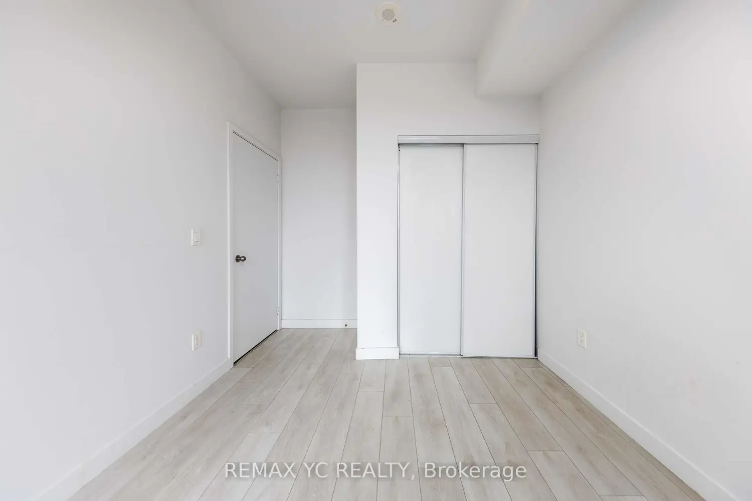 Additional image 11 of 8 Eglinton Avenue 2206