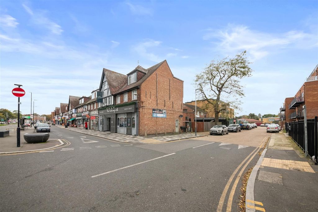 Additional image 7 of 6 bed property for saleUxbridge Road, Hayes UB4