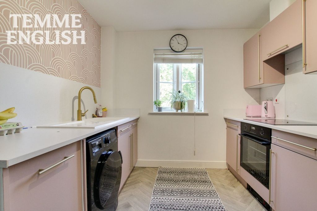2 bed flat for saleTemple Way, Rayleigh SS6 photo 3