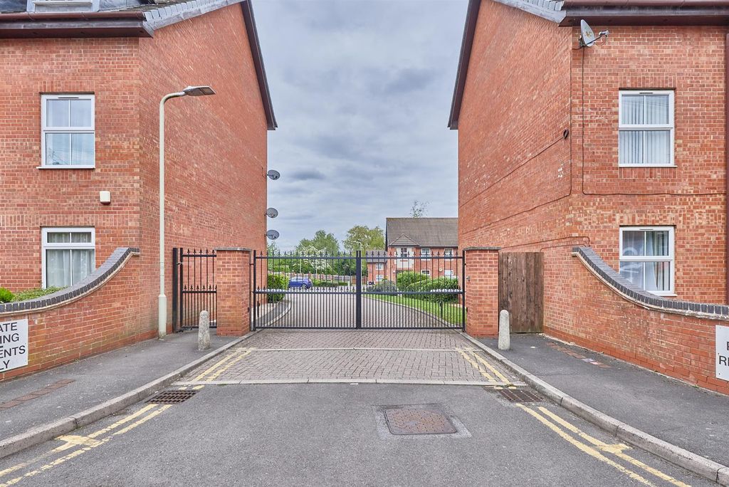 1 bed flat for saleSt. Johns, Hinckley LE10 photo 4