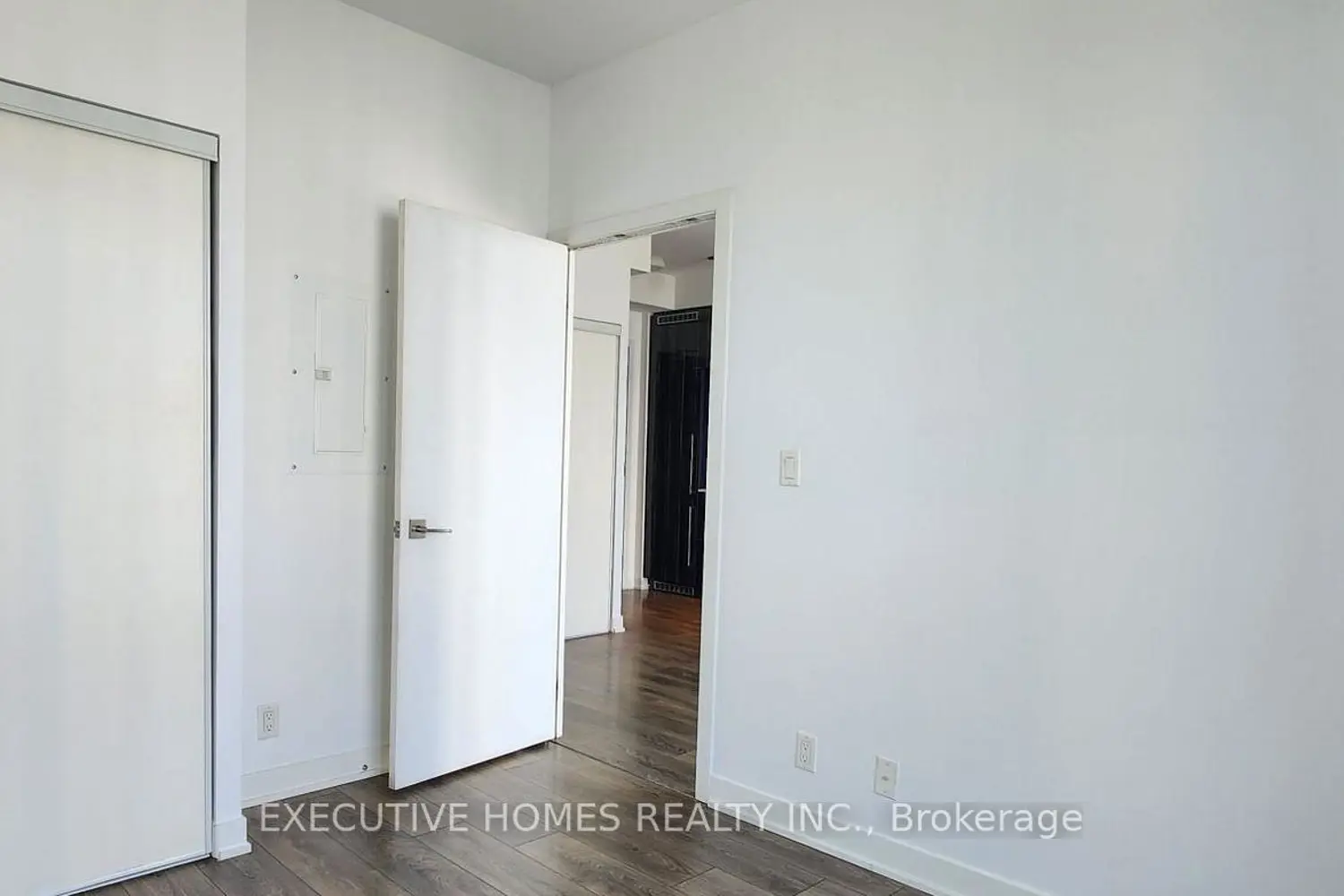 28 Avondale Avenue 1110 photo 5