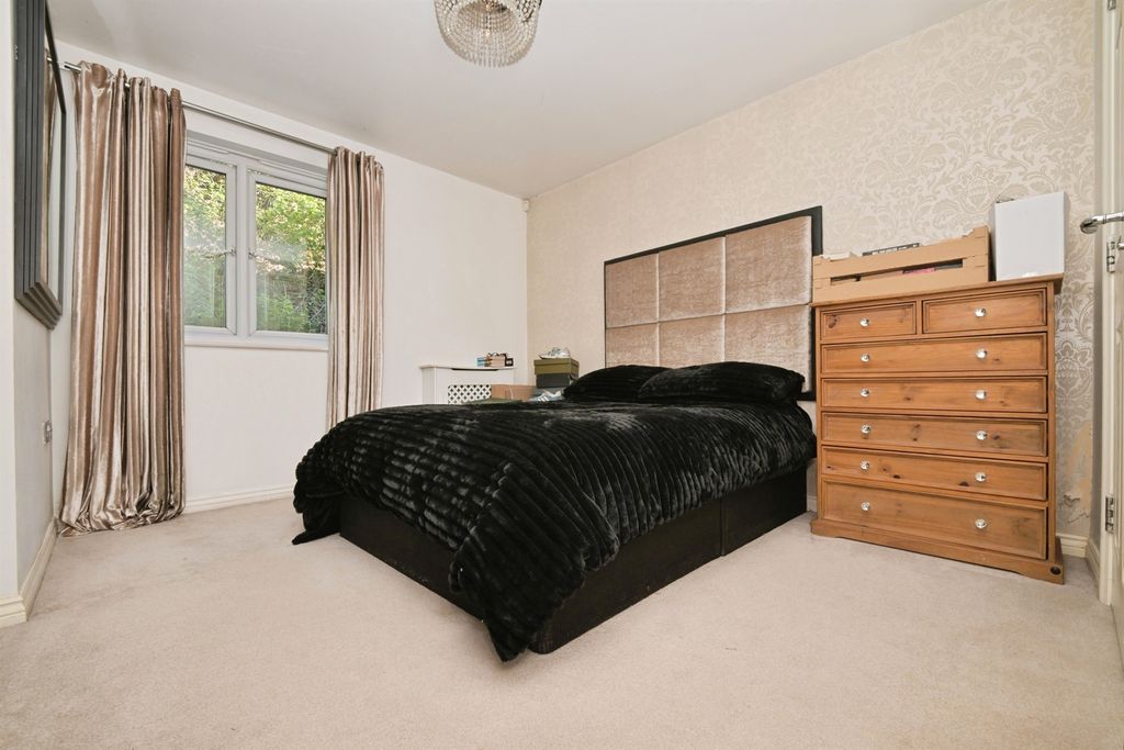 Additional image 8 of 2 bed flat for saleWaterfall Close, Hoddesdon EN11