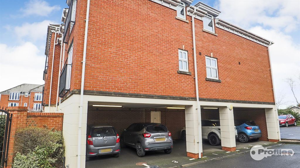 2 bed flat for salePriory Walk, Hinckley LE10 photo 4