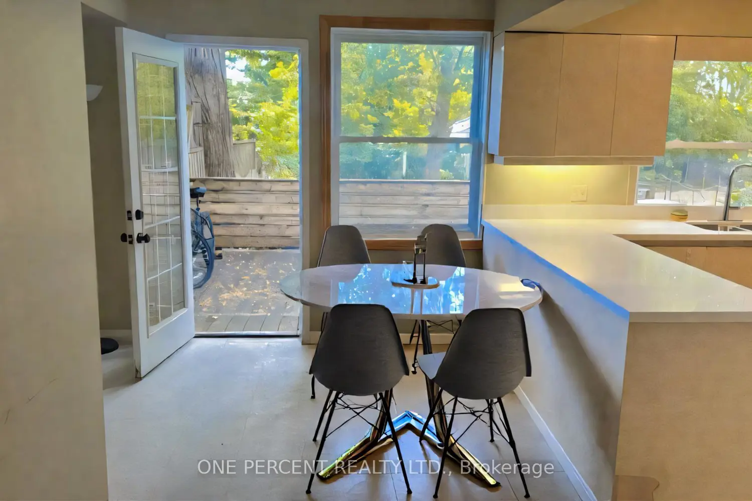 873 William Street photo 3