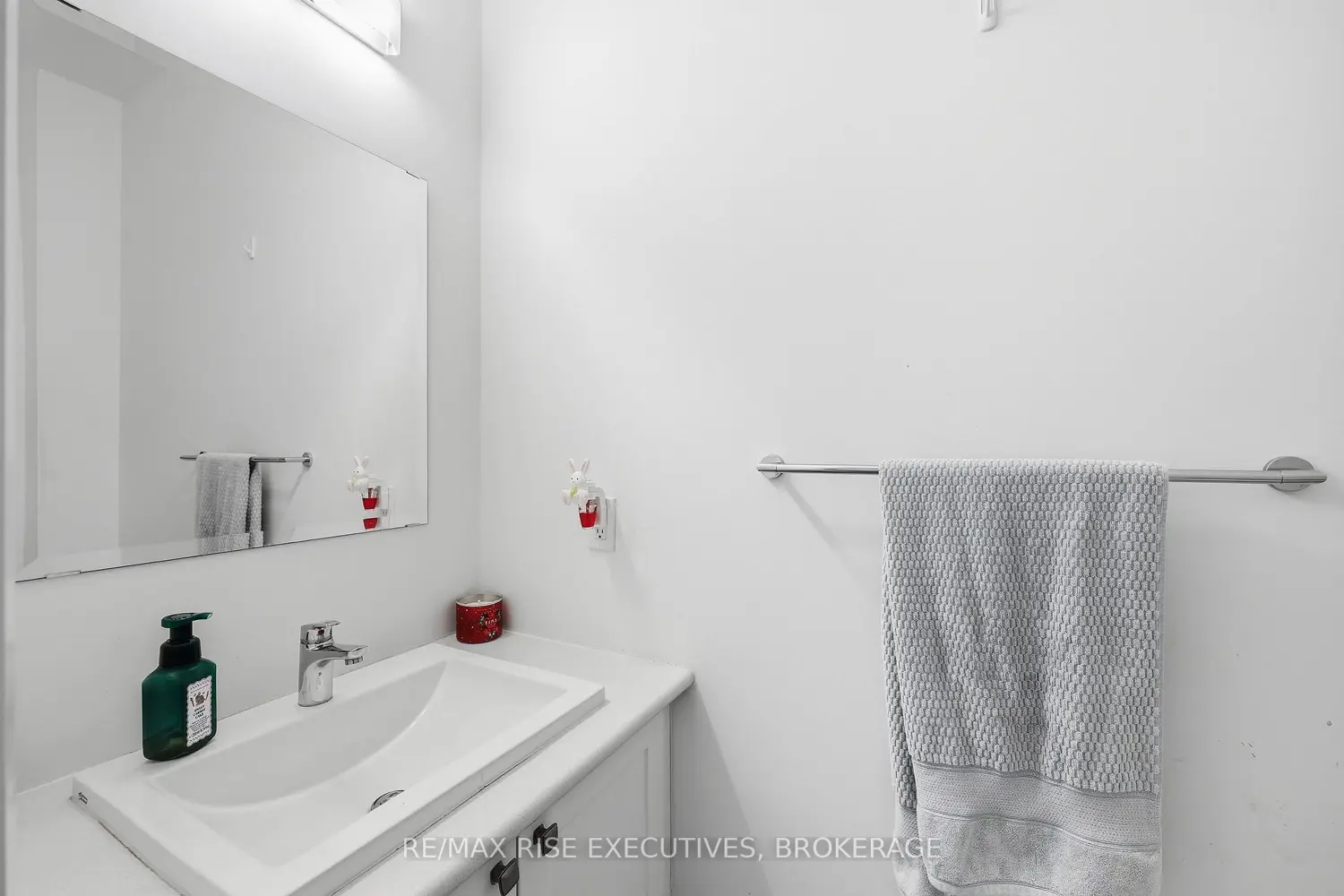 1538 Davenport Crescent photo 4