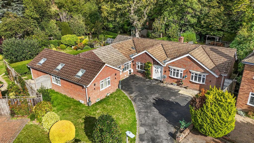 6 bed detached house for saleMerlewood Close, High Wycombe HP11