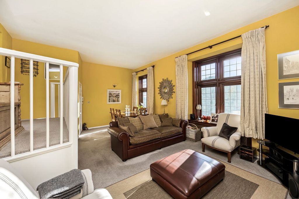 3 bed flat for saleDenne Park, Denne Park House Denne Park RH13 photo 2