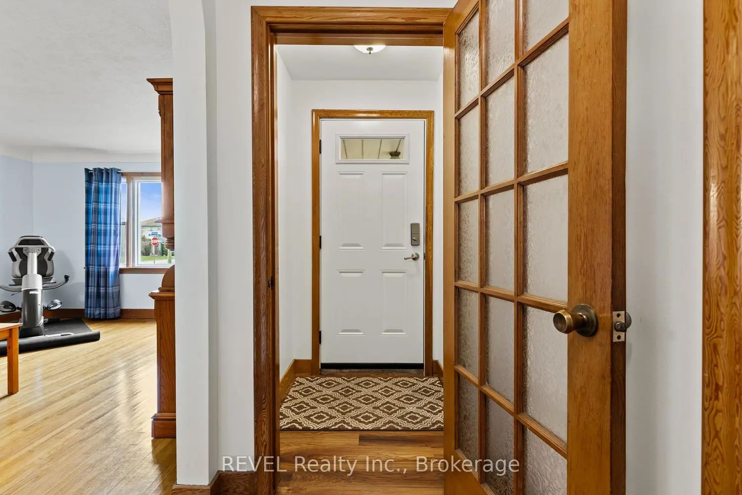 32 Thompson Avenue photo 3