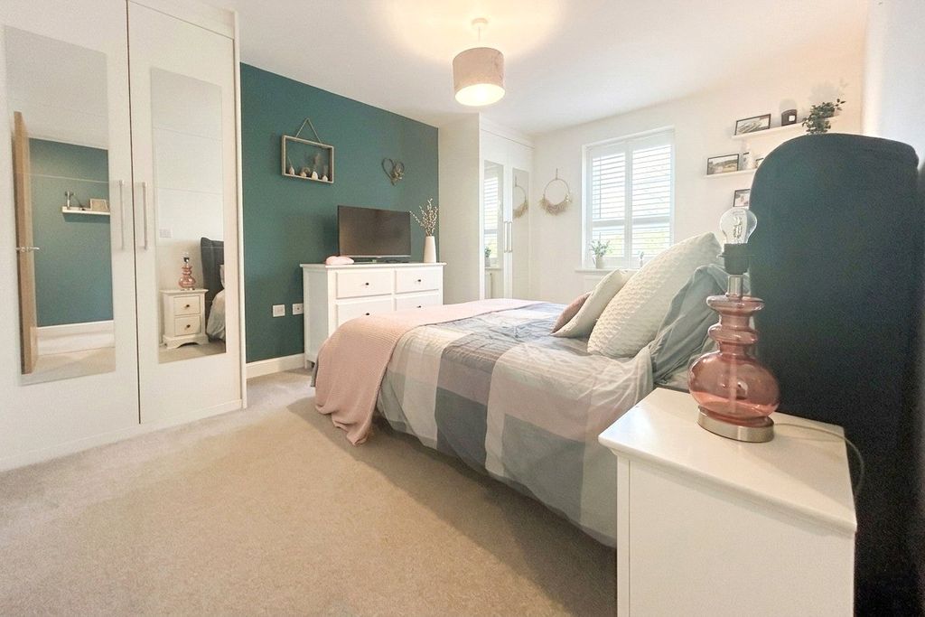 Additional image 14 of 5 bed detached house for saleViney Close, Hook, Hampshire RG27